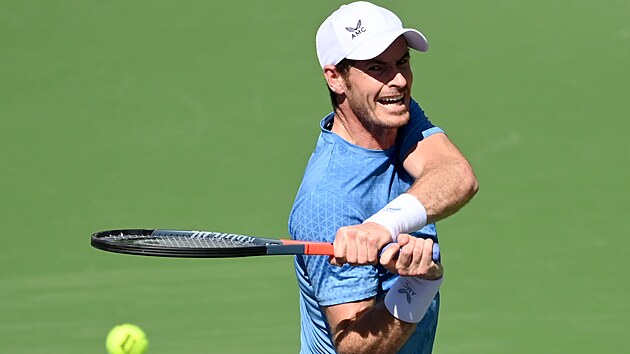 Brit Andy Murray hraje bekhend na turnaji v Indian Wells.