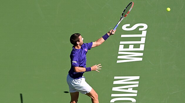 Brit Cameron Norrie hraje forhend na turnaji v Indian Wells.