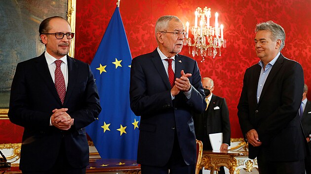 Rakousk prezident Van der Bellen (uprosted) jmenoval Alexandera Schallenberga (vlevo) novm kanclem. Nahradil Sebastiana Kurze, kter odstoupil kvli korupn kauze. (11. jna 2020)