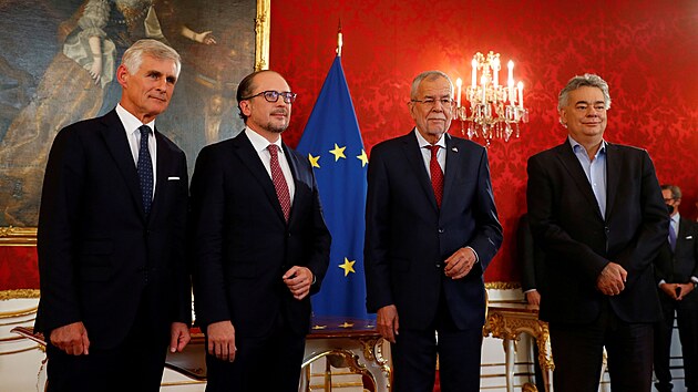 Zleva nov rakousk ministr zahrani Michael Linhart, nov kancl Alexander Schallenberg, prezident Alexander Van der Bellen a vicekancl Werner Kogler (11. jna 2021)