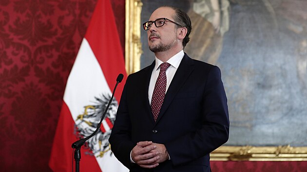 Rakouský prezident Van der Bellen jmenoval Alexandera Schallenberga novým kancléřem. Nahradil Sebastiana Kurze, který odstoupil kvůli korupční kauze. (11. října 2021)