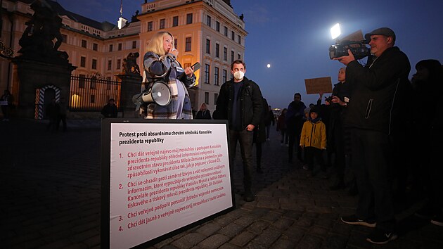 Protest ped Praskm hradem proti chovn ednk Kancele prezidenta republiky v souvislosti s hospitalizac prezidenta Miloe Zemana. (16. jna 2021)