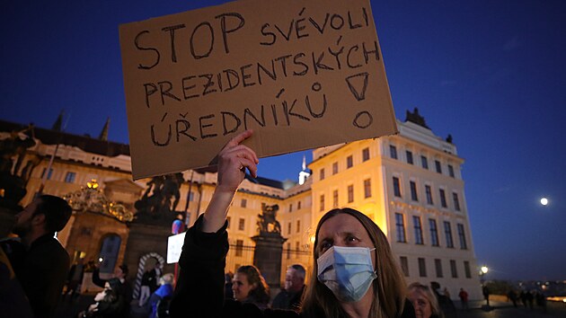 Protest ped Praskm hradem proti chovn ednk Kancele prezidenta republiky v souvislosti s hospitalizac prezidenta Miloe Zemana. (16. jna 2021)