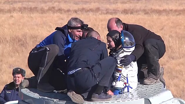 Záchranný tým pomáhá herečce Juliji Peresildové vystoupit z lodi Sojuz MS-18. (17. října 2021)