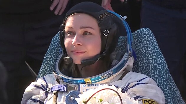 Herečka Julia Peresildová po návratu z Mezinárodní vesmírné stanice. (17. října 2021)