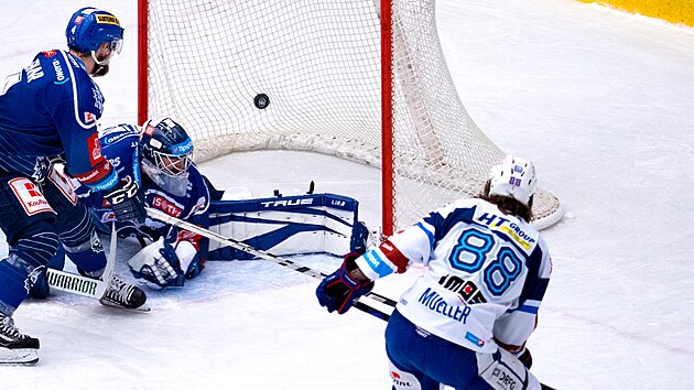 Hostujc Peter Mueller pekonv branke Kladna Landona Bowa. Foto: Petr Blek, MAFRA