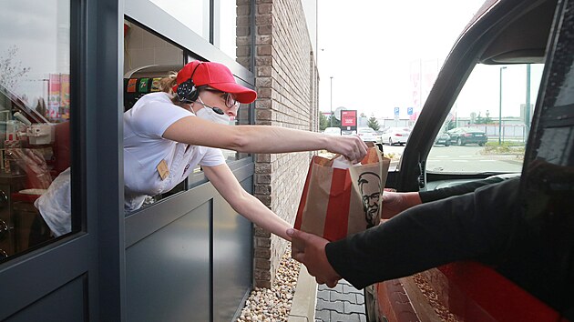 V Příšovicích u dálniční trasy mezi Prahou a Turnovem otevřely své nové provozovny restaurace s rychlým občerstvením Burger King a KFC.