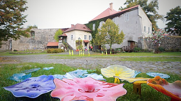 Vodní hrad Lipý ozdobily desítky děl sklářského mistra Jiřího Pačinka.