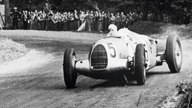 Typ C exceloval v sezonch 1936 a 1937. Na snmku Bernd Rosemeyer na anglick trati Donington Park (1937).