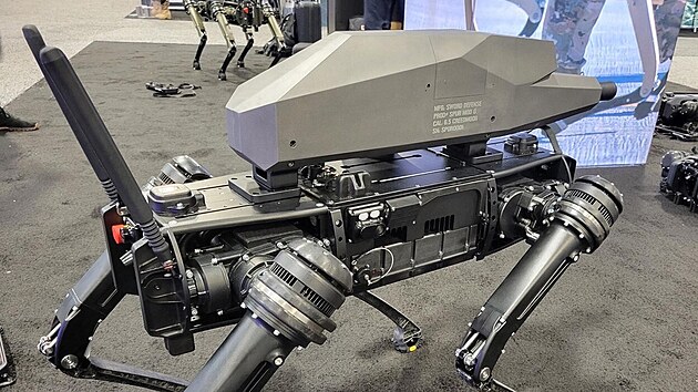 Americk firma Ghost Robotics ukzala robotickho psa ozbrojenho automatickou pukou. (14. jna 2021)
