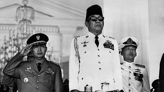 Indonsk prezident Sukarno, po jeho levici stoj generl Suharto, ktermu pedal moc. (17. srpna 1966)