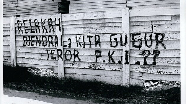 Npis na plotu v Jakart, kter obviuje indonsk komunisty ze zrady a terorismu. Podobn npisy byly vidt vude v Indonsii po potlaenm pui provedenm komunistickmi radikly. (10. jna 1965)