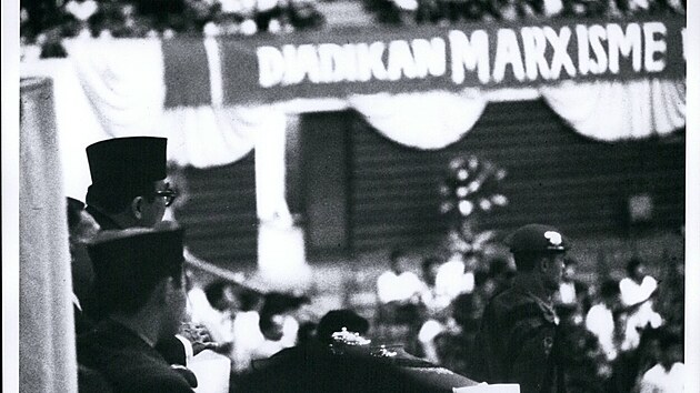 Indonsk prezident Sukarno na poslednm sjezdu komunistick mldee ped puem levicovch radikl a nslednmi protikomunistickmi istkami (29. z 1965)