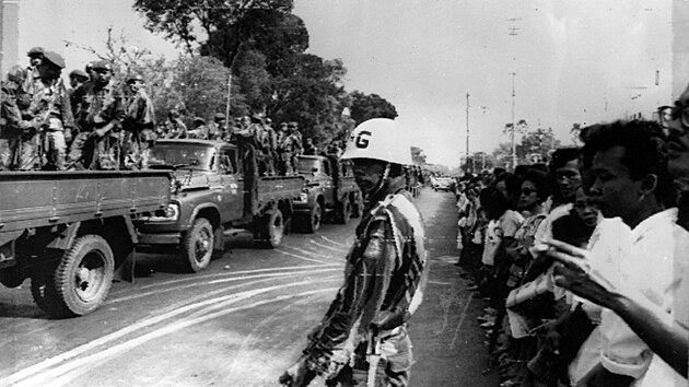 Indonsk armda zadruje divky, kte sleduj projdjc vozidlo s ostatky vysoce postavench vojenskch initel, kte zemeli bhem nepovedenho komunistickho pue. (6. jna 1965)