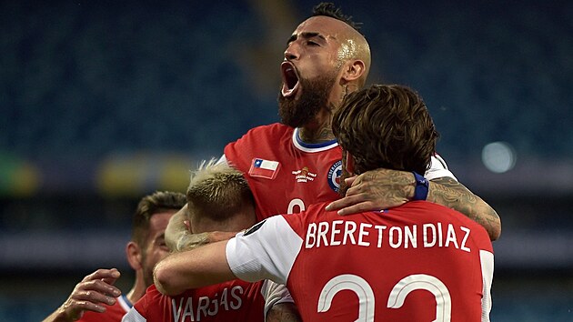 Gólová radost fotbalistů Chile, na snímku i anglický rodák Ben Brereton Díaz.