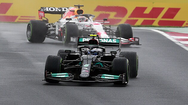 Valtteri Bottas z Mercedesu jede ped Maxem Verstappenem z Red Bullu ve Velk cen Turecka.