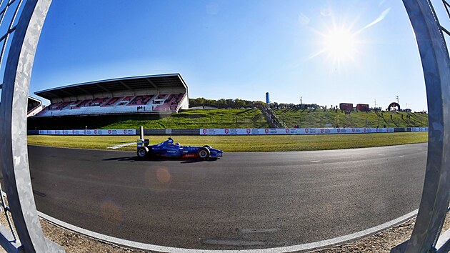 Tom Enge oslavuje na mosteckm autodromu.