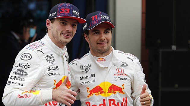 Vlevo stoj druh mu Velk ceny Turecka Max Verstappen, vedle nho je tet nejlep Sergio Perez.