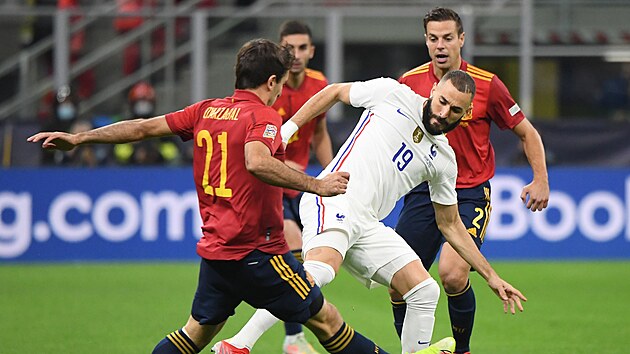 Španěl Mikel Oyarzabal v souboji s Karimem Benzemou z Francie během finále Ligy národů.