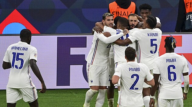 Radost Francouzů po vyrovnávacím Benzemově gólu ve finále Ligy národů.