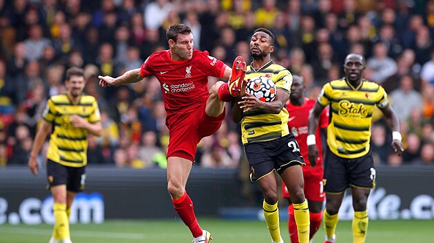 James Milner z Liverpoolu v souboji o m s watfordskm Emmanuelem Dennisem.