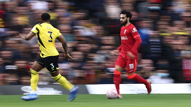 Mohamed Salah z Liverpoolu si vede m ped watfordskm Dannym Rosem v zpase 8. kola Premier League.