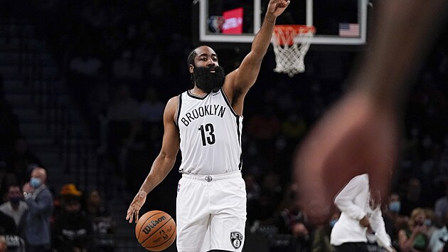 James Harden z Brooklynu diriguje hru v ppravnm utkn proti Milwaukee.