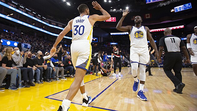 Parci z Golden State Stephen Curry a Draymond Green bhem ppravy na NBA.