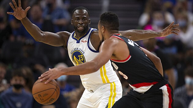 Draymond Green z Golden State brn CJ McColluma z Portlandu bhem ppravnho utkn na NBA.