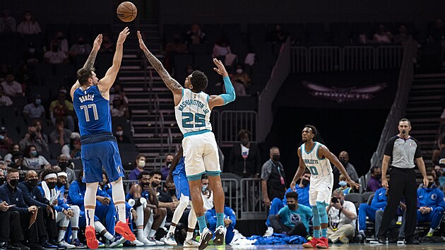 Steleck pokus Luky Donie v ppravnm utkn na NBA proti Charlotte.