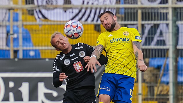 Zlnsk Antonn Fanti v hlavikovm souboji s Filipem Novotnm z Hradce Krlov bhem 11. kola Fortuna ligy.