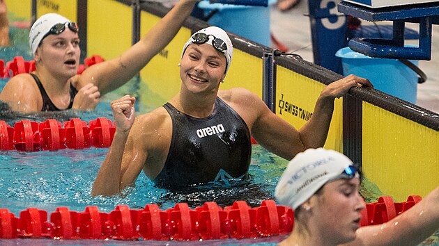 Plavkyn Barbora Seemanov (uprosted) se raduje z vtzstv na trati 50 m voln zpsob v zvodu eskho pohru v plavn Plzesk sprinty.