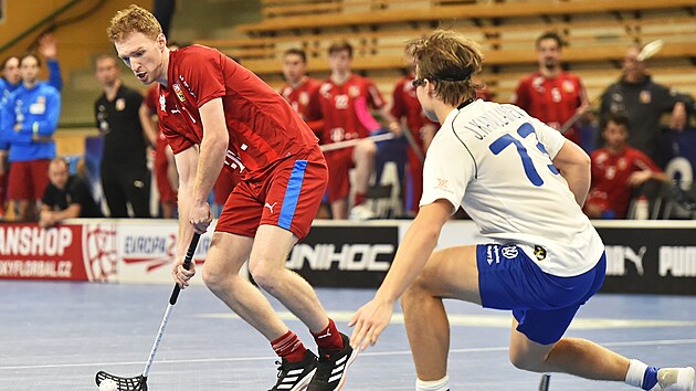 Ondej Nmeek stl pes Justuse Kainulainena z Finska na turnaji Euro Floorball Tour.