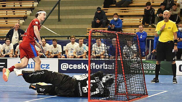 Filip Forman pekonv finskho brankae Joonase Kaltiainena pi samostatnm njezdu pi turnaji Euro Floorball Tour.