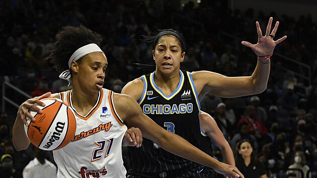 Brianna Turnerov z Phoenixu brnn Candace Parkerovou z Chicaga bhem tvrtho zpasu finle WNBA.