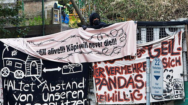 Berlnsk policie vyklidila tbor Kpi, jedno poslednch center tamn levicov scny. (15. jna 2021)