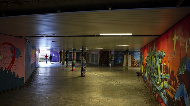 Podchod pod Nádražní ulicí byl v poslední době temným páchnoucím místem.