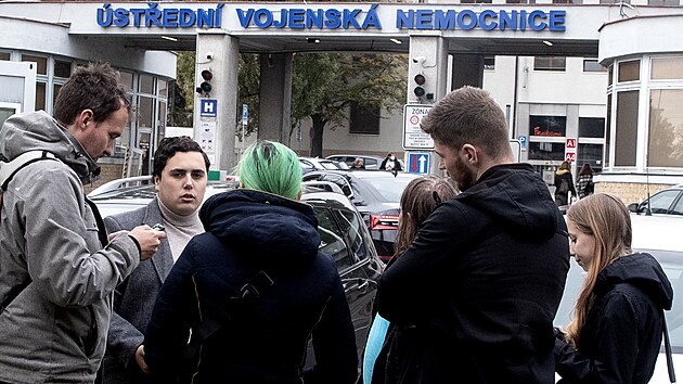 Před hlavním vjezdem do Ústřední vojenské nemocnice v pražských Střešovicích, kde je hospitalizován prezident Miloš Zeman, po poledni protestovala asi desítka lidí proti chování úředníků kanceláře prezidenta v souvislosti s jeho zdravotním stavem. (17. října 2021)