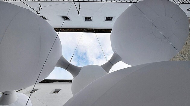 Nafukovac� molekula empatie, kterou vymysleli studenti Fakulty architekt�ry a dizajnu STU v Bratislav� a vyrobila brn�nsk� spole�nost Kub��ek Visionair, je na Slovensku symbolem boje proti nesn�enlivosti.