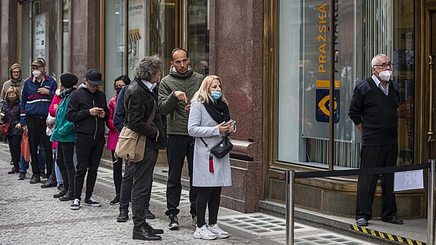 Lid� po ohl�en� krachu dodavatele Bohemia Energy st�li ve front�ch p�ed pobo�kami PRE a Pra�sk� Plyn�rensk� v Jungmannov� ulici v Praze.