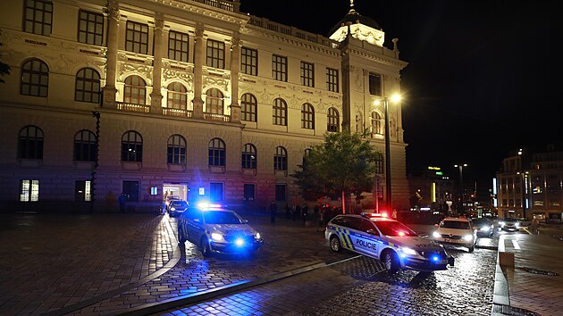 Policejní hlídky před budovou Národního muzea v Praze. (12. října 2021)