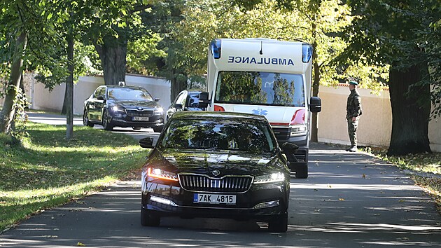 Převoz prezidenta Miloše Zemana do Ústřední vojenské nemocnice v Praze. (10. října 2021)