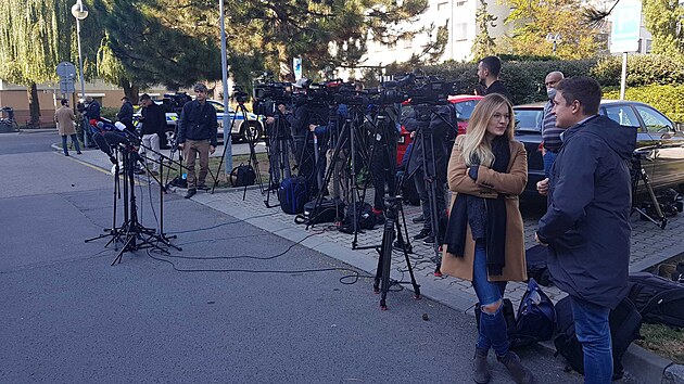 Novináři čekají na informace o zdravotnímu stavu prezidenta, který byl převezen do Ústřední vojenské nemocnice v Praze. (10. října 2021)