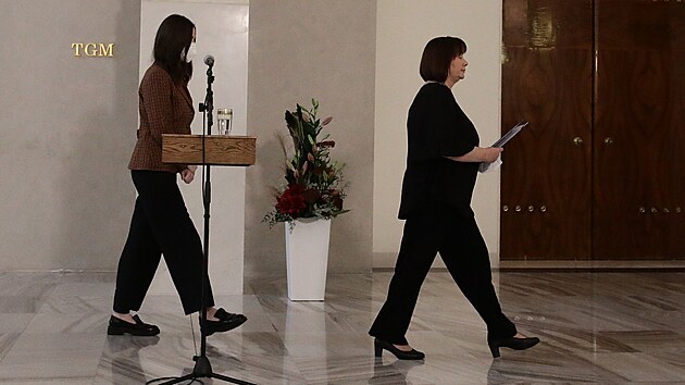 Ivana Zemanová, v doprovodu dcery Kateřiny, se vyjádřila ke zdravotnímu stavu prezidenta Miloše Zemana. (14. října 2021)