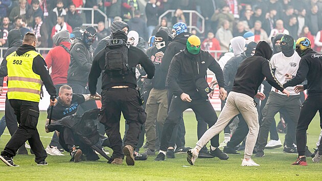 Chuligáni, kteí se hlásí ke Spartaku Trnava a Slovanu Bratislava, se porvali...