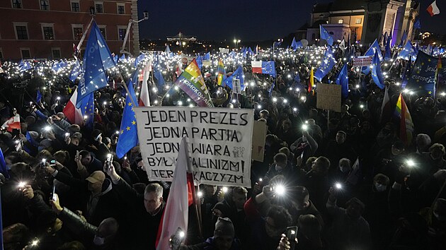 Lidé ve Varšavě demonstrují na obranu členství Polska v EU. (10. října 2021)