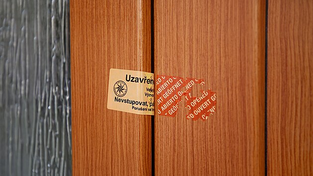 Místo napadení v Tišnově připomíná policejní páska, kterou jsou zapečetěné vstupní dveře do domu.