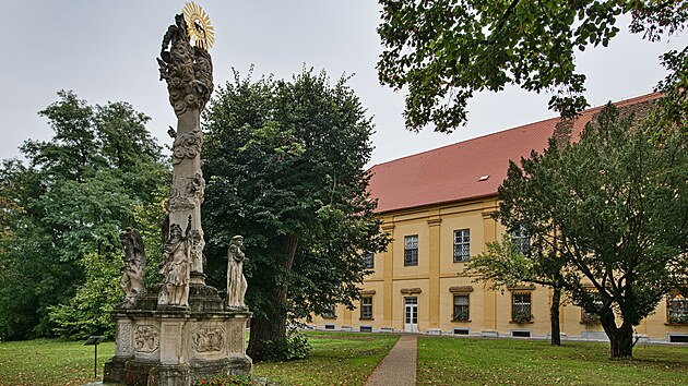 Z devtadvaceti socilnch zazen na jin Morav jich 12 sdl v zmeckch budovch. Tinct zmek v Beanech (na snmku) si kraj pronajm od sesterskho du.