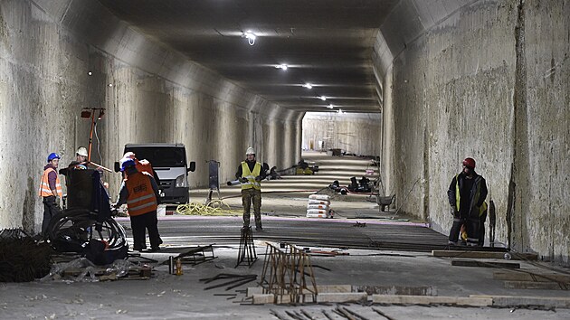 Od zahjen stavby tramvajov trat do bohunickho kampusu v Brn uplynuly dva roky. Na snmku ze 14. jna 2021 je vnitek nejdelho tramvajovho tunelu v esku.