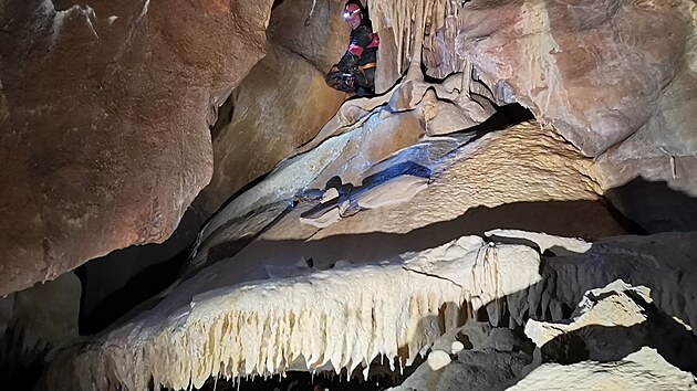 Jeskyňáři našli v Moravském krasu poblíž Macochy čtyři nové dómy, jsou plné krápníků. Na snímku je První dóm. (15. října 2021)